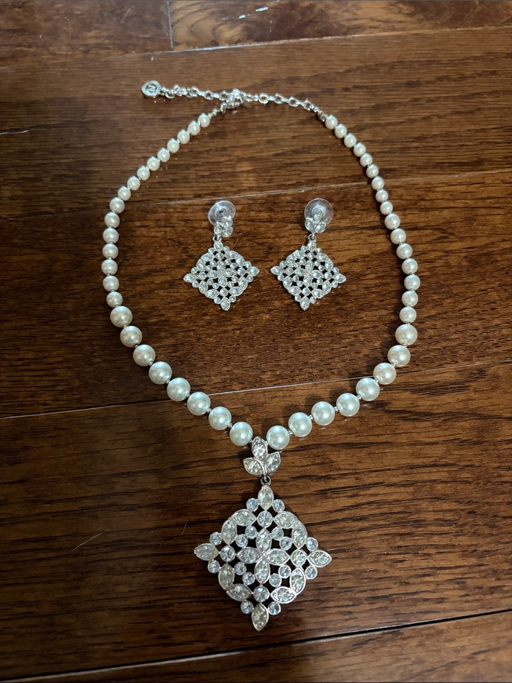 Pearl & Crystal Pendant Necklace with Matching Drop Earrings - White